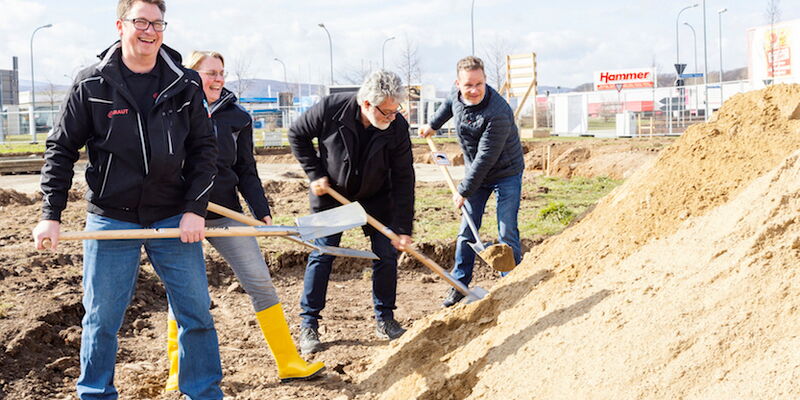 Firmeninhaber beim Spatenstich