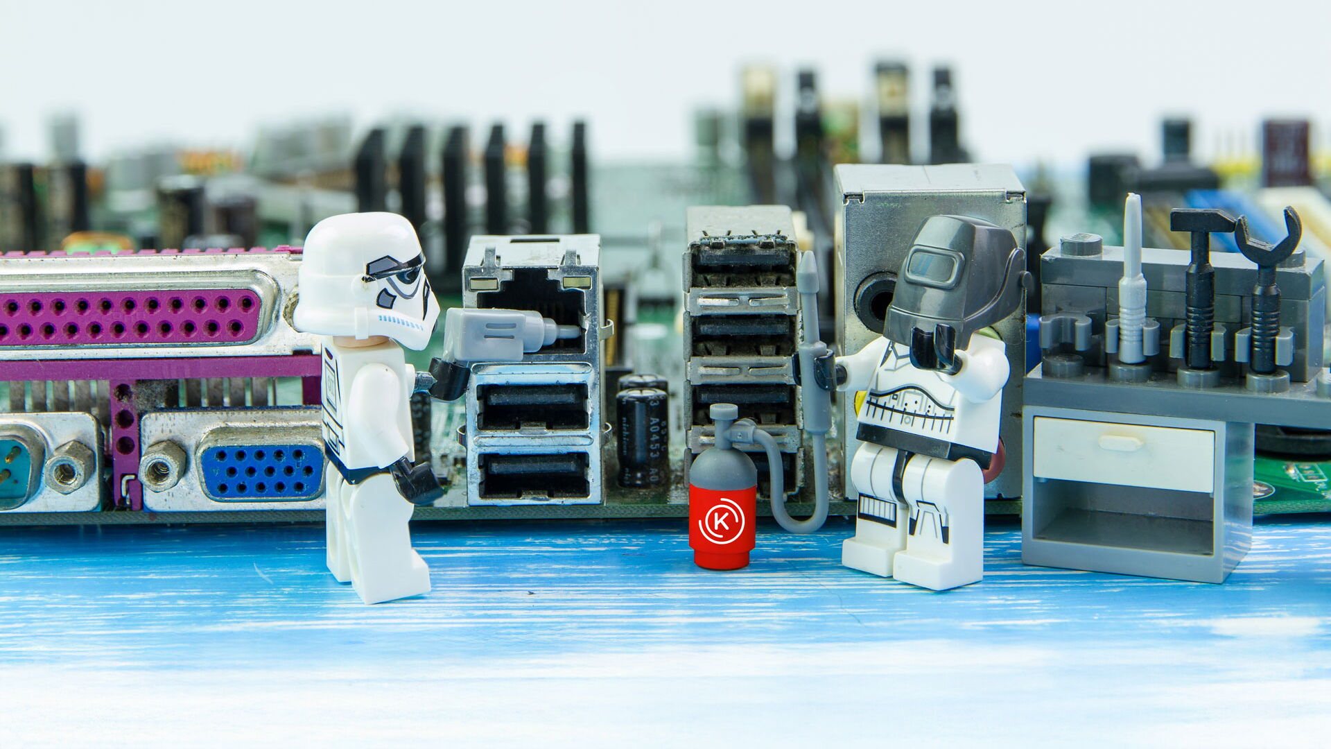 Legofiguren mit Feuerwerfer mit Kraut-Logo