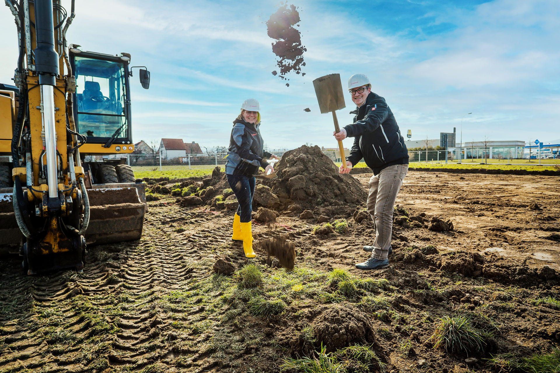 Geschäftsführung beim Spatenstich mit Erde