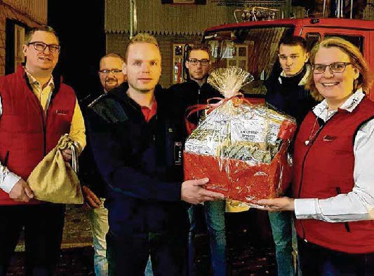 Geschenkübergabe Kraut von Feuerwehr