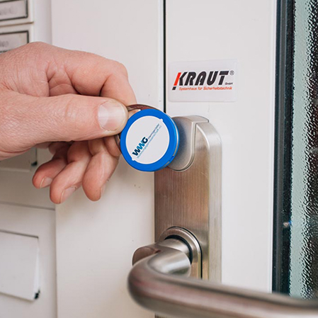 Türöffner an Tür mit Transponder
